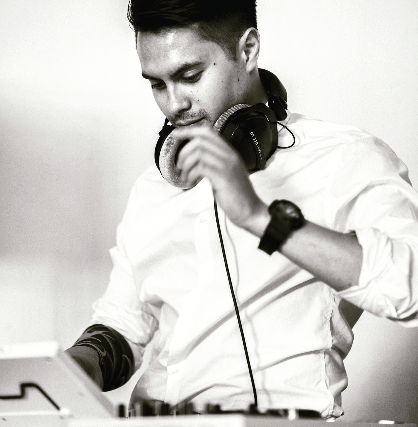 Nova Noctis am DJ-Pult mit DT 770 Pro Kopfhörern